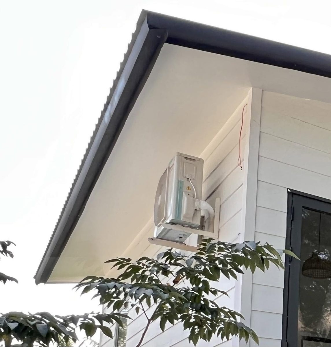 Dàn nóng máy lạnh gắn ngoài hiên nhà